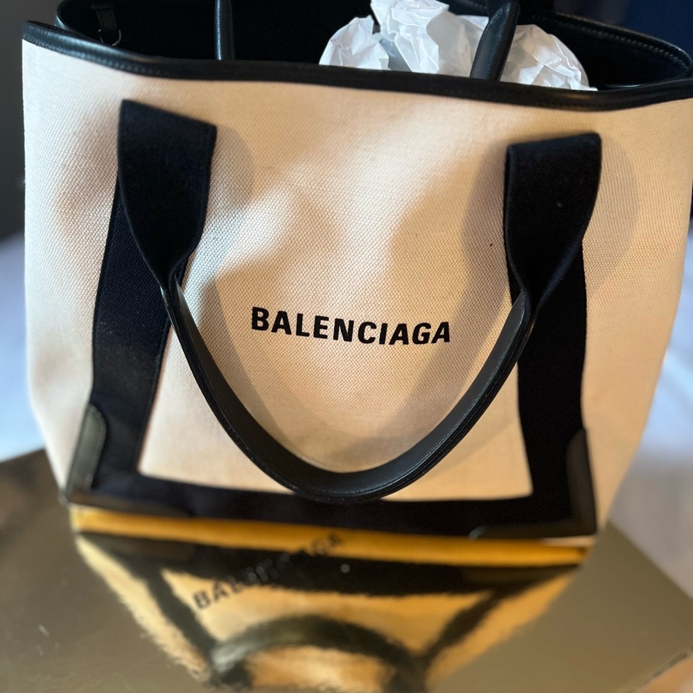 Balenciaga Cabas Dimensions : L14,1 x H11 x W7 inch 
• Made in Italy